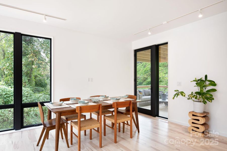 Spacious Dining Area Spacious Dining Area