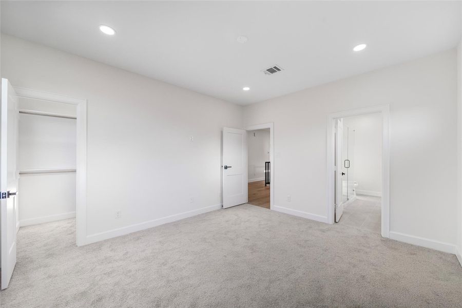 Spacious, unfurnished interior of a new home in , Houston (Image 32).