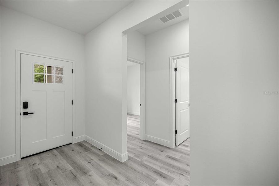 Spacious, unfurnished interior of a new home in , Citrus Springs (Image 19).