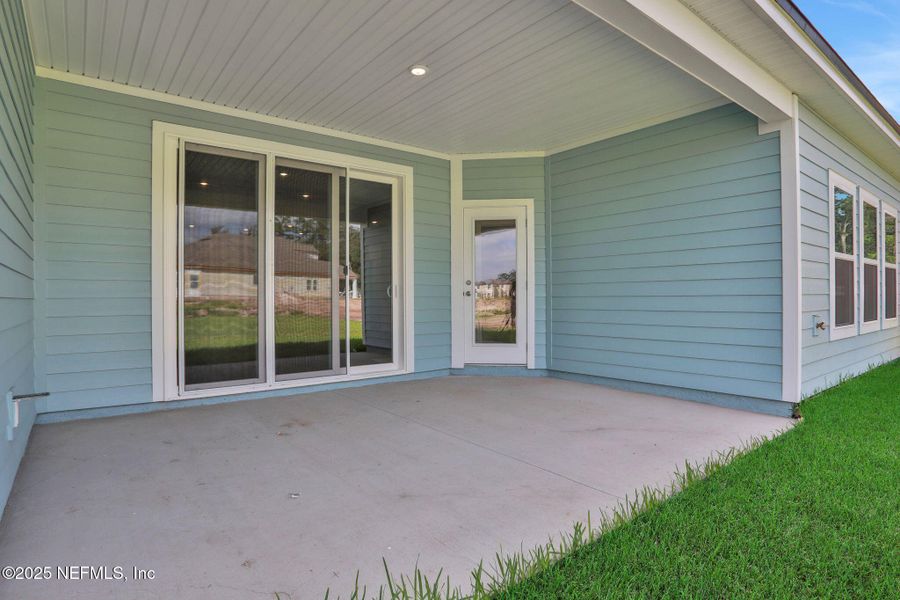 Exterior details and patio area of a home in Jennings Farm, Middleburg (Image 27).