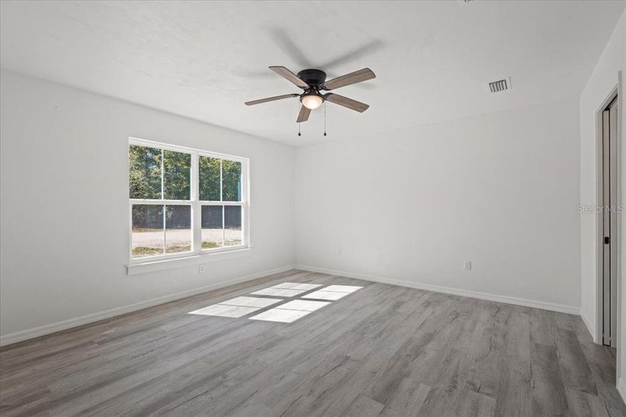 Spacious, unfurnished interior of a new home in , Bell (Image 27).