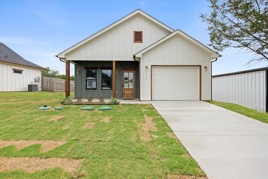 Front exterior of a new home in , Granbury, TX, highlighting curb appeal (Image 1). Front exterior of a new home in , Granbury, TX, highlighting curb appeal (Image 1).