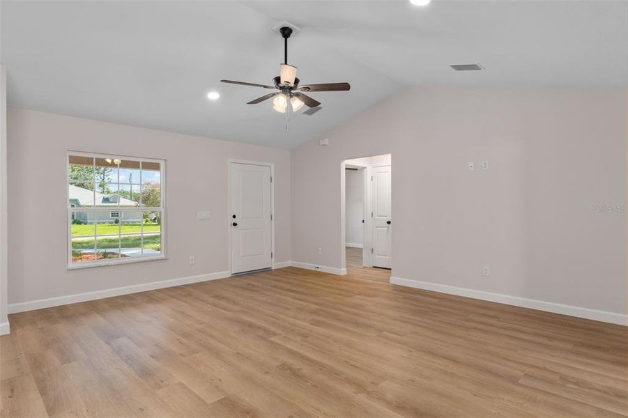 Spacious, unfurnished interior of a new home in , Citrus Springs (Image 27).