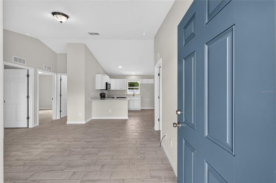 Spacious, unfurnished interior of a new home in , Ocala (Image 14).