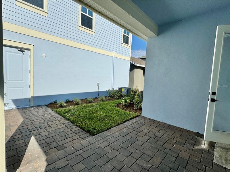 Exterior details and patio area of a home in , Orlando (Image 4).