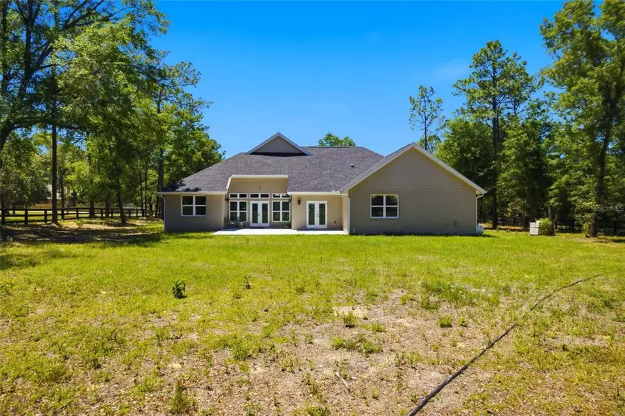 Exterior details and patio area of a home in , Dunnellon (Image 3).