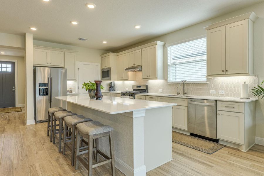 Such a warm and bright kitchen