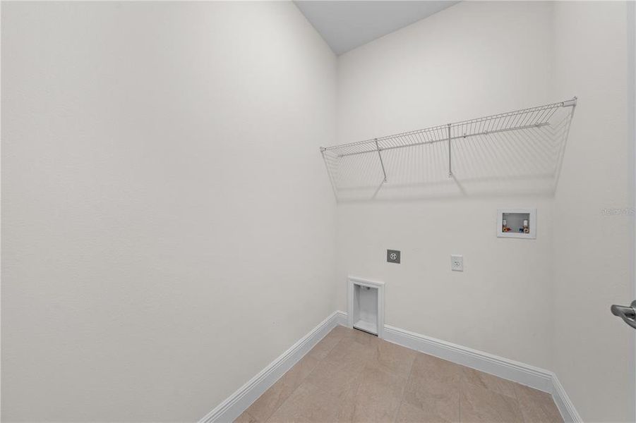 Spacious, unfurnished interior of a new home in , Yeehaw Junction (Image 21).