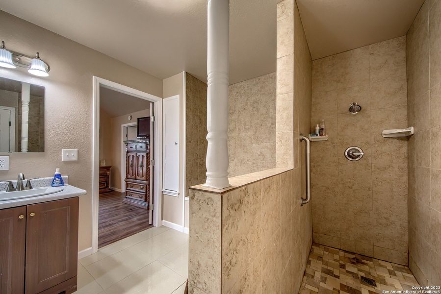 Furnished interior view inside a new home in , La Vernia (Image 9).