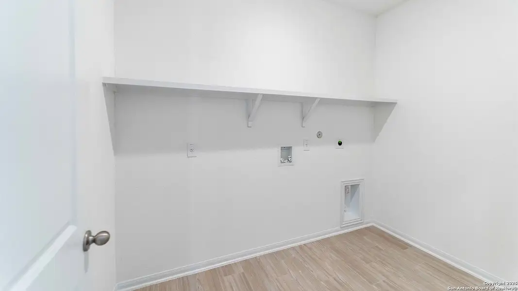 Spacious, unfurnished interior of a new home in Hunter's Ranch, San Antonio (Image 8).