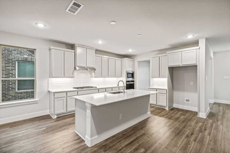 Furnished interior view inside a new home in Dove Hollow, Waxahachie (Image 5).