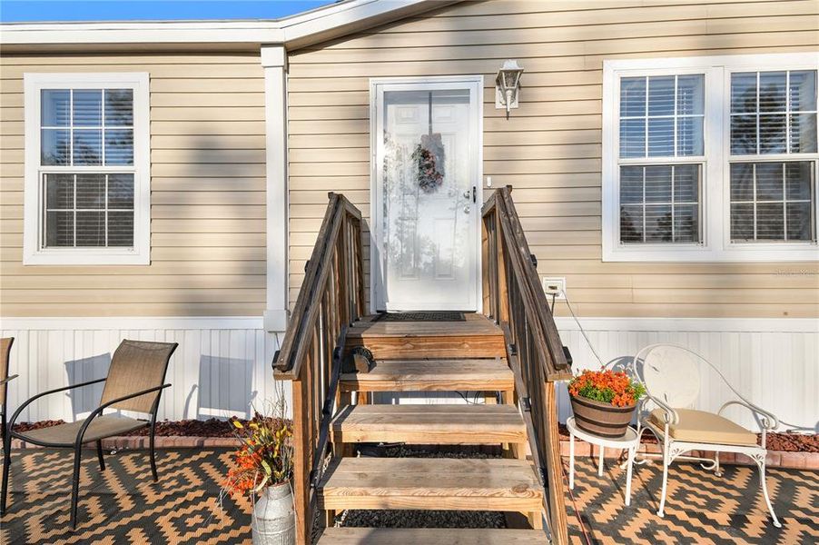 Exterior details and patio area of a home in , Ona (Image 24).