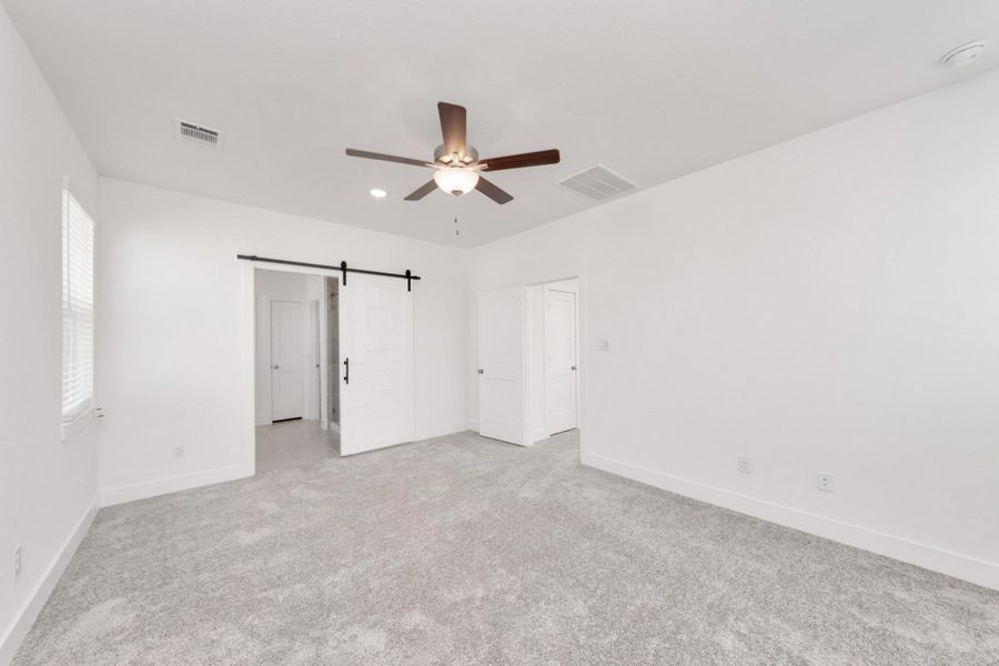 Spacious, unfurnished interior of a new home in Sienna, Missouri City (Image 29).