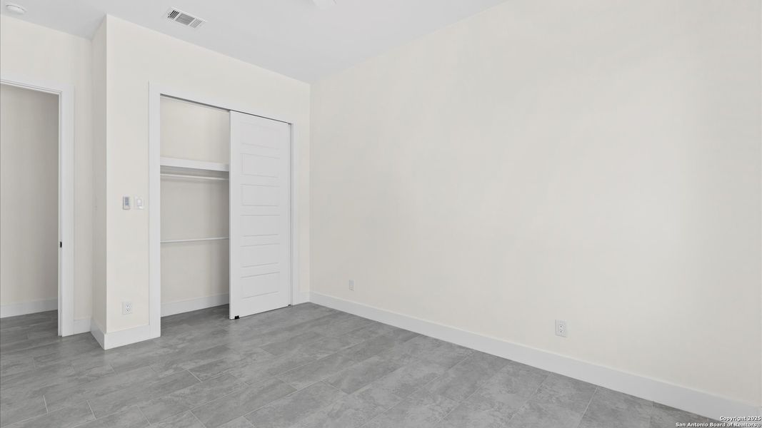 Spacious, unfurnished interior of a new home in , Blanco (Image 23).