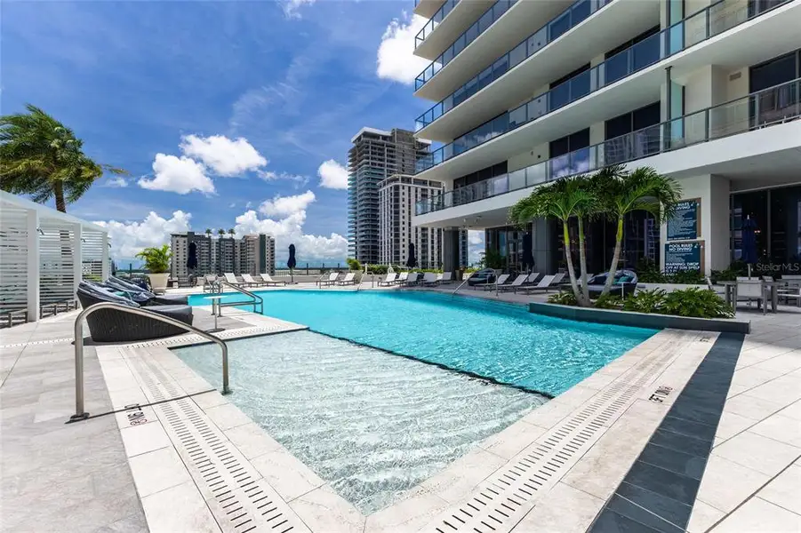 Condo located in St. Petersburg, FL showcasing its design and architecture (Image 4).