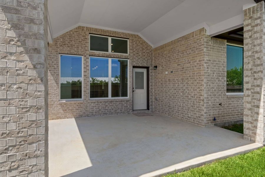 Exterior details and patio area of a home in Mulberry Farms, Santa Fe (Image 30).