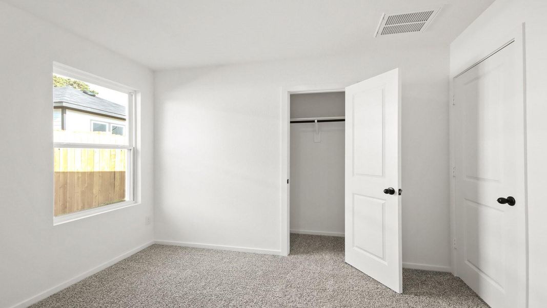 Spacious, unfurnished interior of a new home in Lake Conroe Cove, Willis (Image 9).