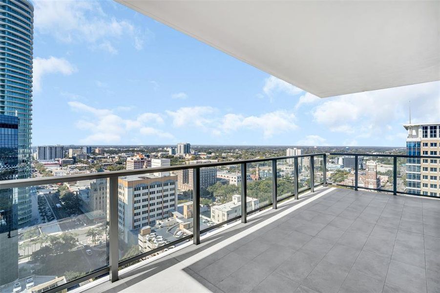 Condo located in St. Petersburg, FL showcasing its design and architecture (Image 48).