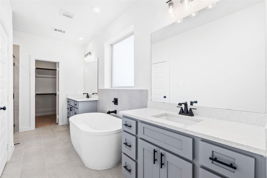 Furnished interior view inside a new home in Kendall Lakes, Alvin (Image 8).