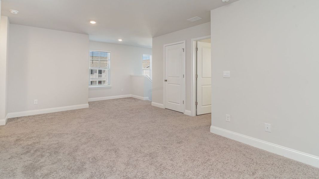 Spacious, unfurnished interior of a new home in Rolling Hills, Bolivia (Image 13).