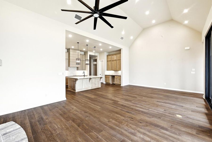 Spacious, unfurnished interior of a new home in 6 Creeks at Waterridge, Kyle (Image 20). Spacious, unfurnished interior of a new home in 6 Creeks at Waterridge, Kyle (Image 20).