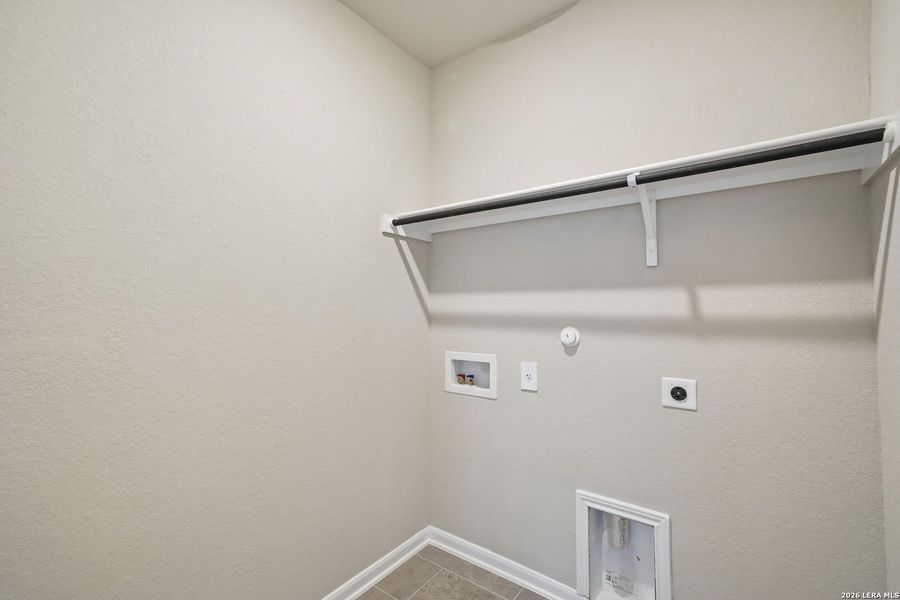 Spacious, unfurnished interior of a new home in Thomas Pond, San Antonio (Image 22).