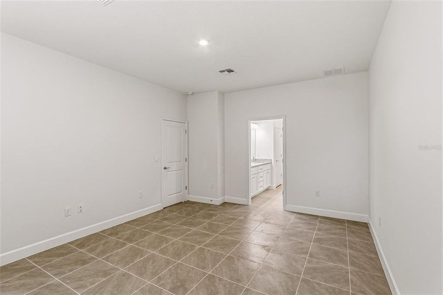 Spacious, unfurnished interior of a new home in , Palm Bay (Image 34).