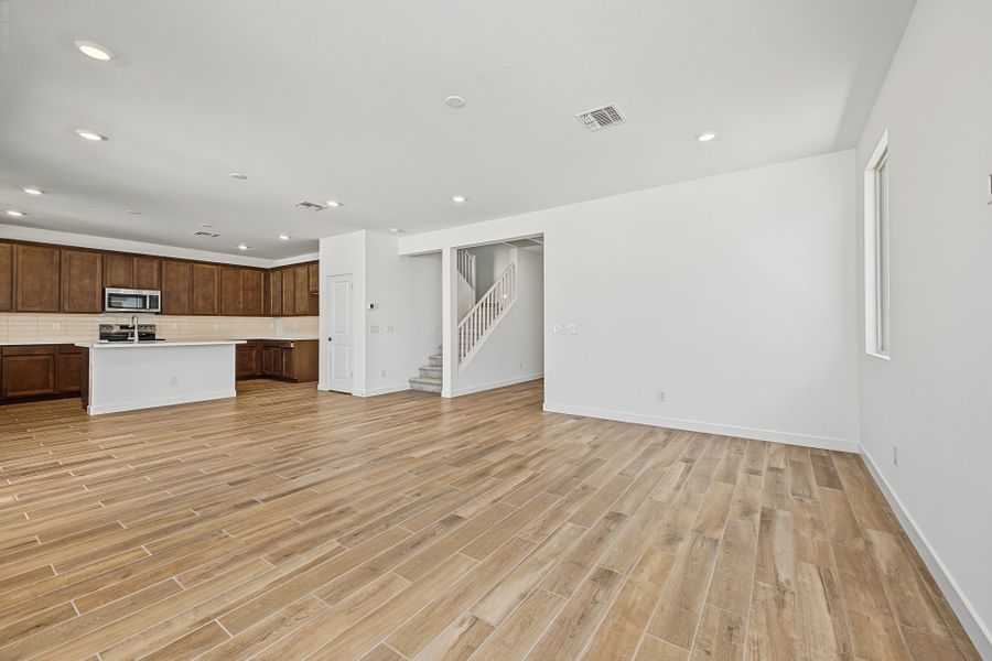 Spacious, unfurnished interior of a new home in Bentridge, Buckeye (Image 8).