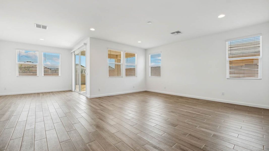 Spacious, unfurnished interior of a new home in Magma Ranch Vistas, Florence (Image 13).