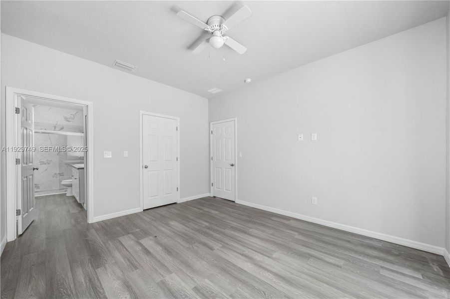Spacious, unfurnished interior of a new home in , Sebring (Image 17).