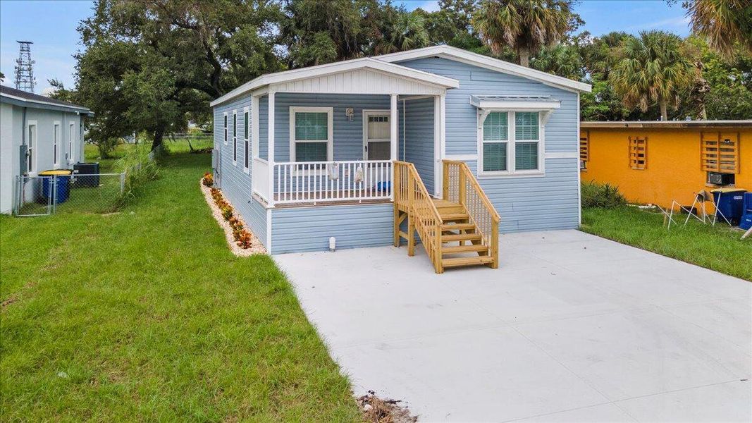 Exterior details and patio area of a home in , Fort Pierce (Image 17).