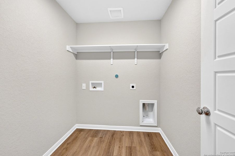 Spacious, unfurnished interior of a new home in Winding Brook, San Antonio (Image 33).