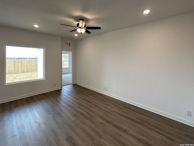 Spacious, unfurnished interior of a new home in Hennersby Hollow, San Antonio (Image 24).