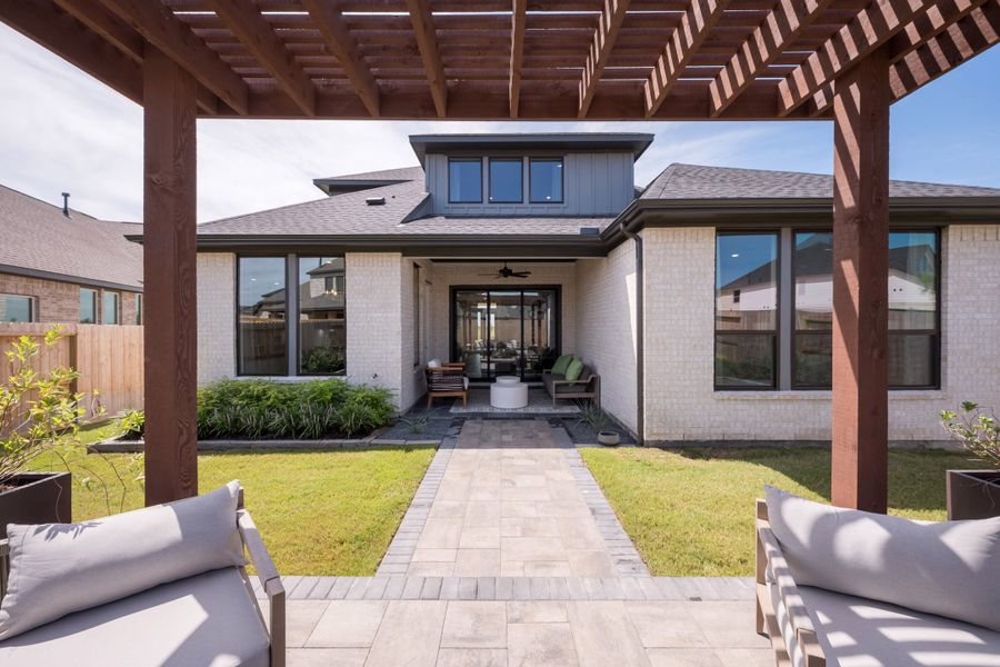 Representative exterior details of a home built from the Goldeneye by Tri Pointe Homes in Jubilee 50′, Hockley (Image 24).