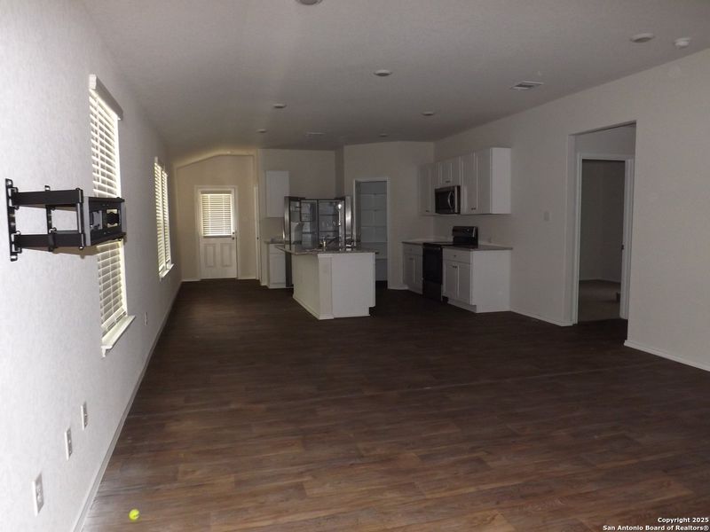 Spacious, unfurnished interior of a new home in Salado Creek, San Antonio (Image 21). Spacious, unfurnished interior of a new home in Salado Creek, San Antonio (Image 21).