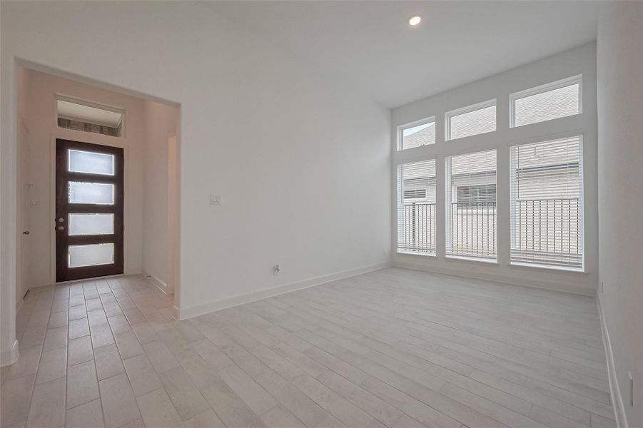 Spacious, unfurnished interior of a new home in Lago Mar, Texas City (Image 20).