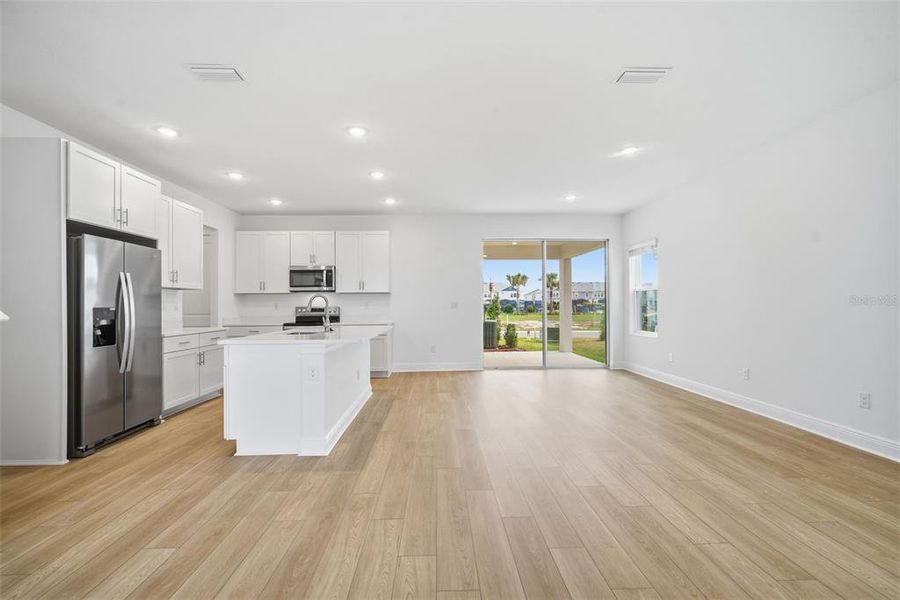 Spacious, unfurnished interior of a new home in North River Ranch, Parrish (Image 41).