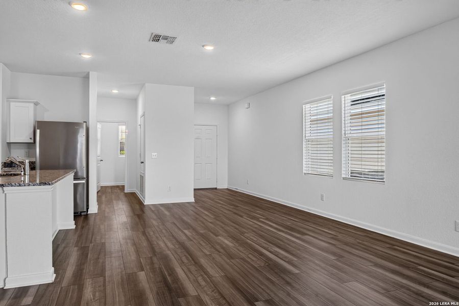 Spacious, unfurnished interior of a new home in Hennersby Hollow, San Antonio (Image 20).