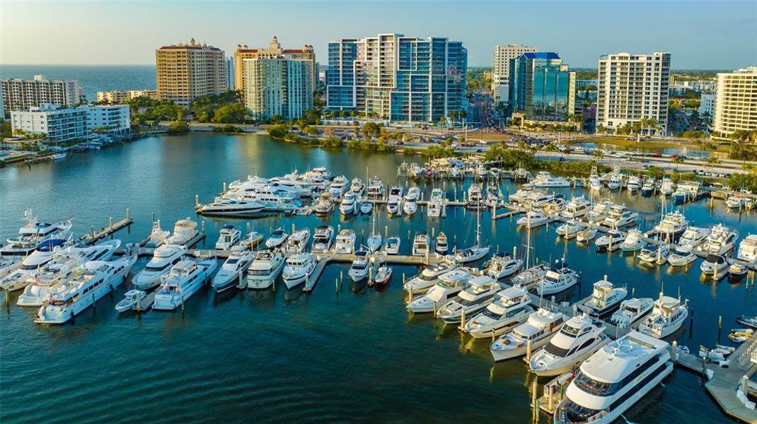 Condo located in Sarasota, FL showcasing its design and architecture (Image 4).