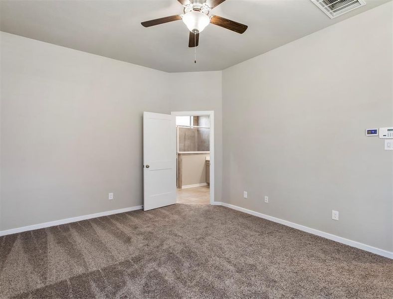 Spacious, unfurnished interior of a new home in Wood Leaf Reserve, Tomball (Image 27).