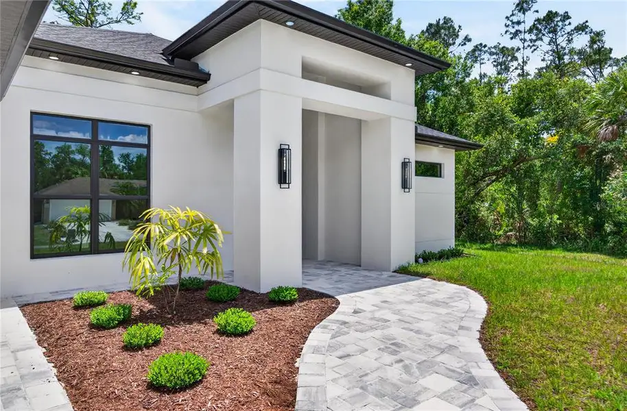 Exterior details and patio area of a home in , North Port (Image 4).