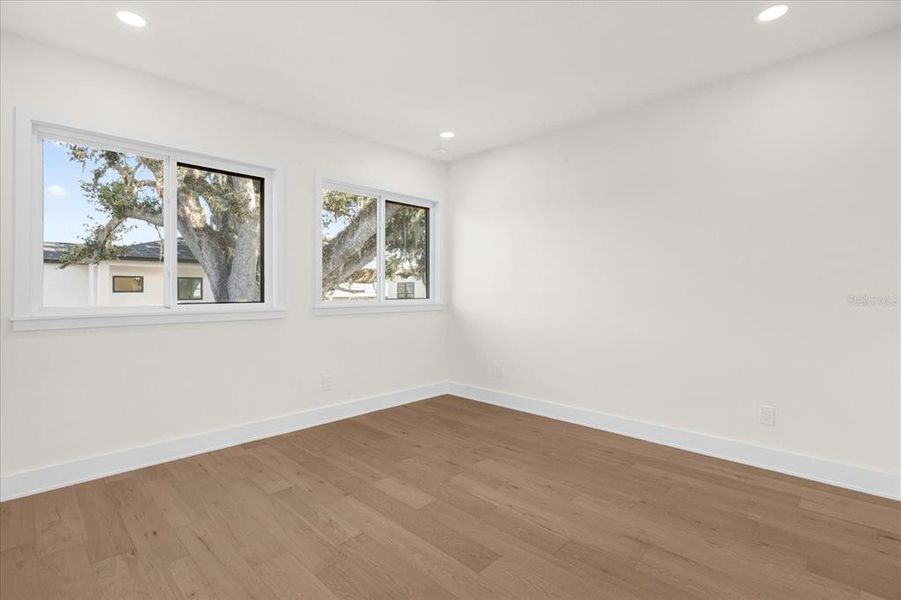 Spacious, unfurnished interior of a new home in , Orlando (Image 25).