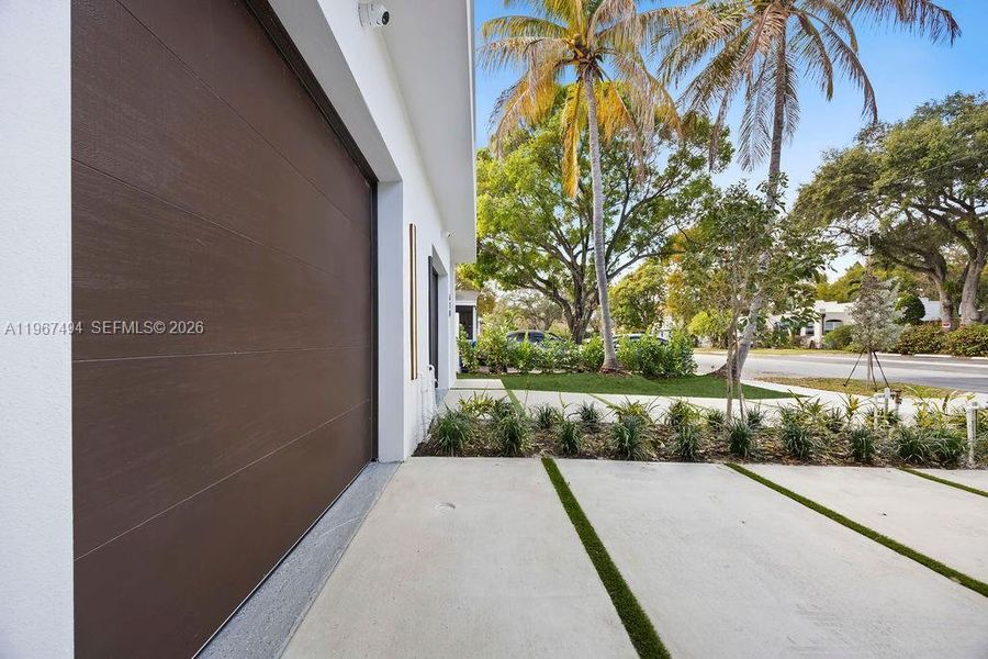 Exterior details and patio area of a home in , Fort Lauderdale (Image 3).