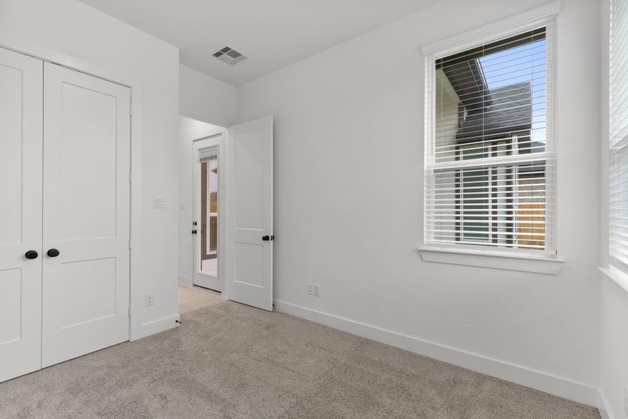 Spacious, unfurnished interior of a new home in Blue Heron, Mont Belvieu (Image 25).