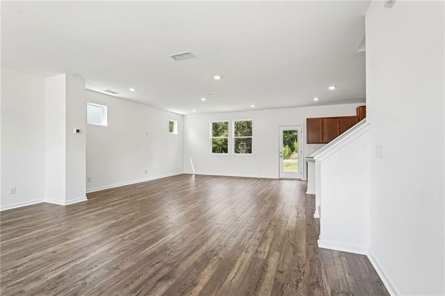 Spacious, unfurnished interior of a new home in Heritage River, Euharlee (Image 37). Spacious, unfurnished interior of a new home in Heritage River, Euharlee (Image 37).