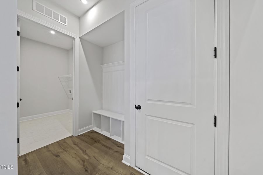 STY5-0215-00_Alton_A_Family Foyer