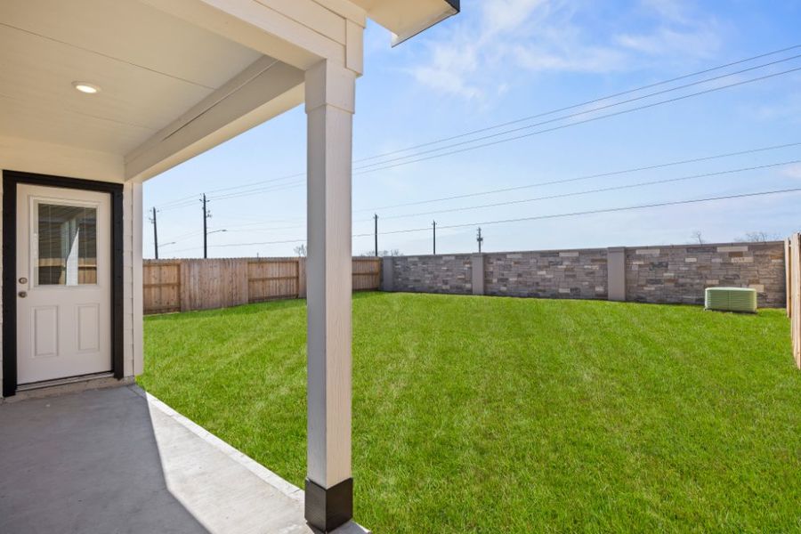 Exterior details and patio area of a home in Ashland, Houston (Image 3).