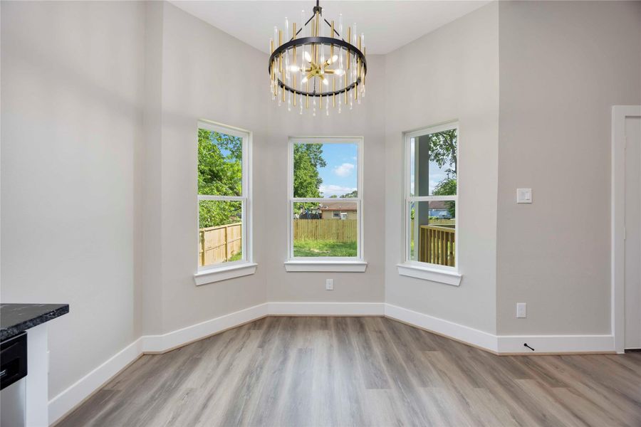 Bay Window in kitchen! Luxury fixtures! Bay Window in kitchen! Luxury fixtures!