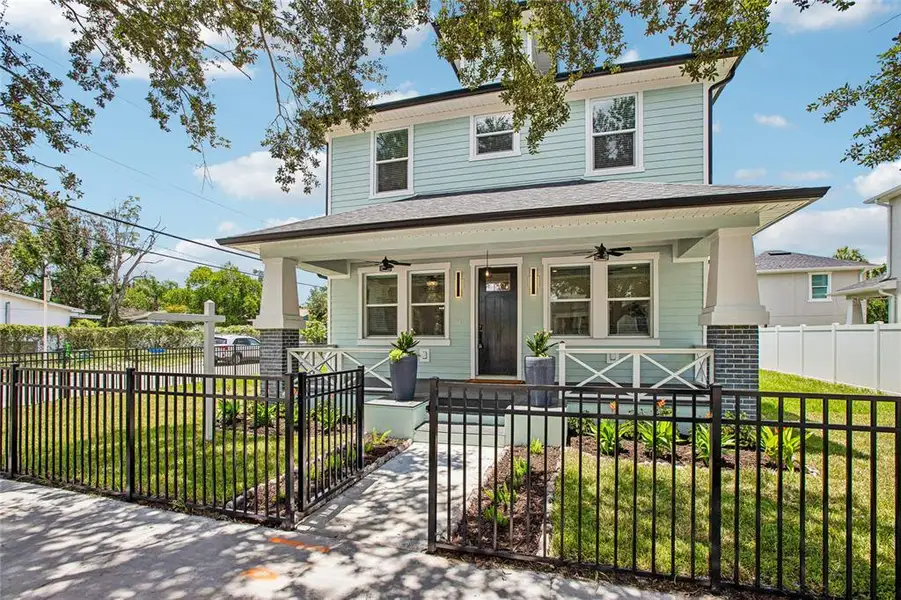 Exterior details and patio area of a home in , Tampa (Image 4).