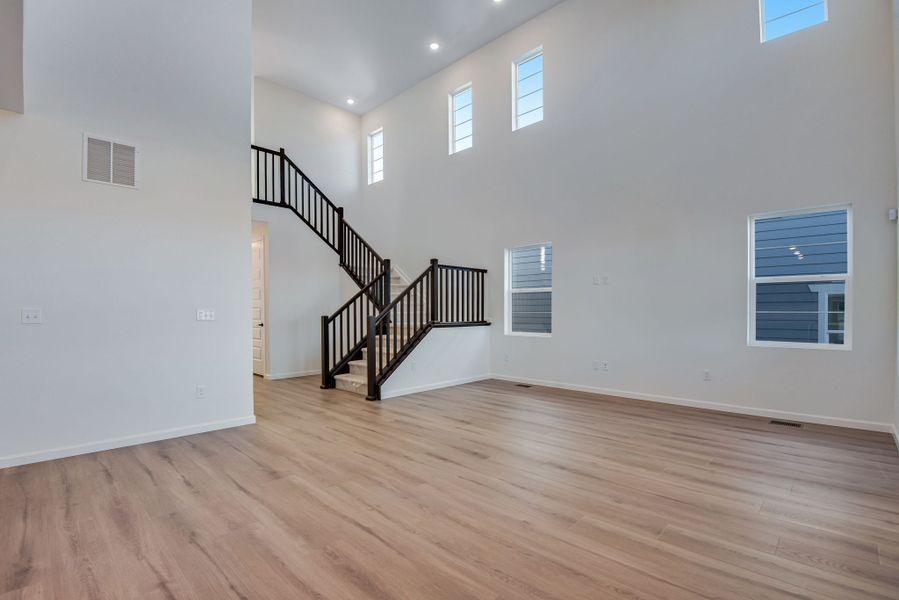 Spacious, unfurnished interior of a new home in Sterling Ranch, Littleton (Image 40).